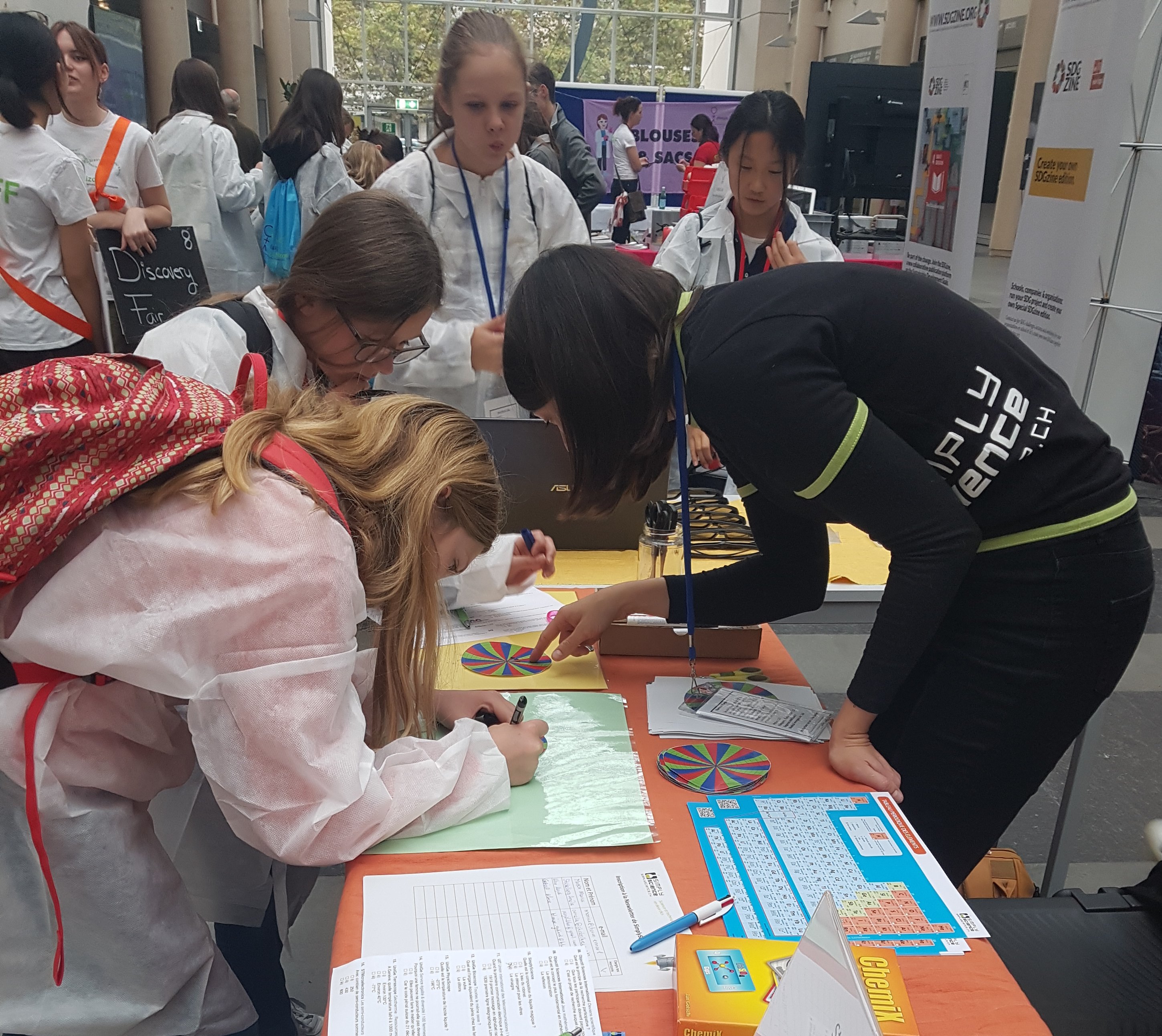 Des participantes visitent le stand de SimplyScience en 2022. Image : Rédaction SimplyScience.ch