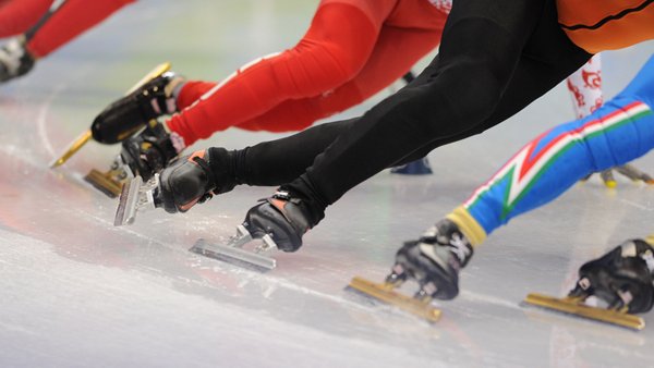 Des patineurs de vitesse dans une course