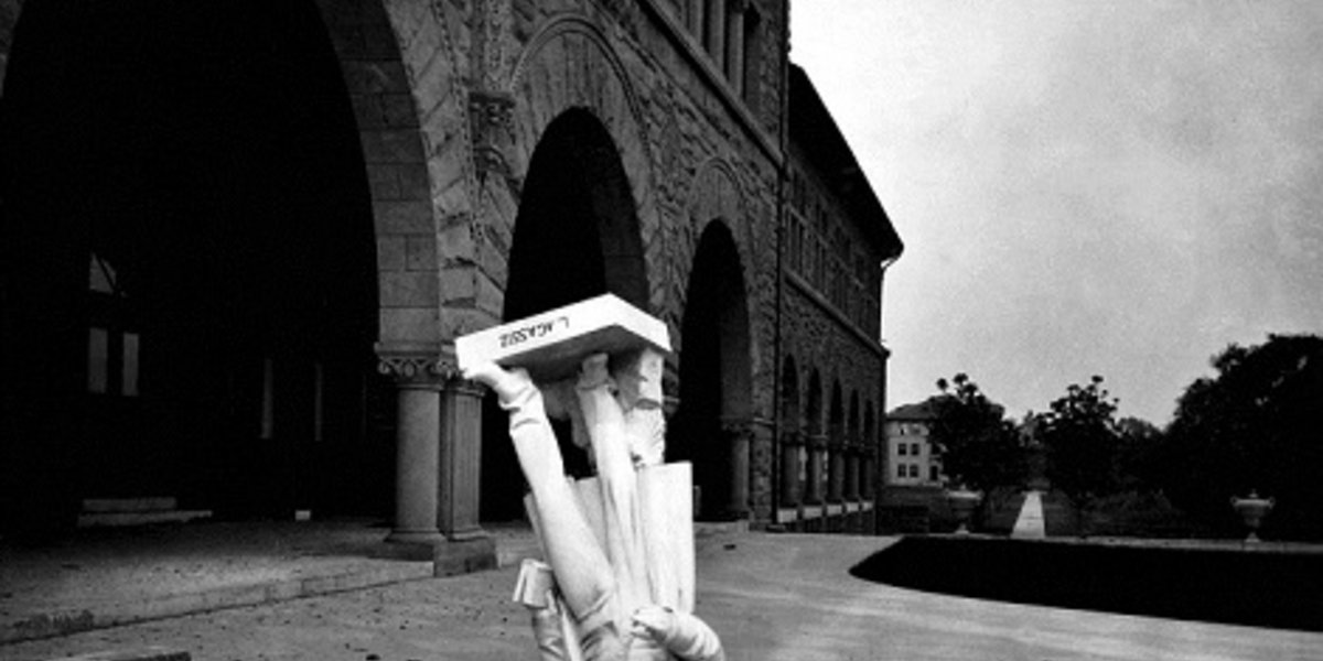 Statue de Louis Agassiz à Stanford, tombée suite à un séisme