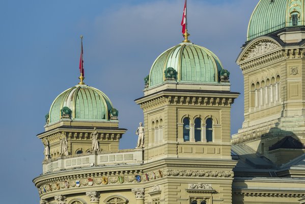 Kuppeln des Bundeshauses in Bern, herangezoomt