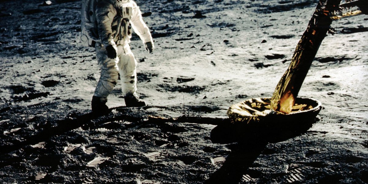 Buzz Aldrin à côté du module lunaire