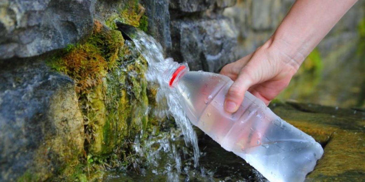 On peut remplir sa bouteille d'eau aux sources d'eau naturelles