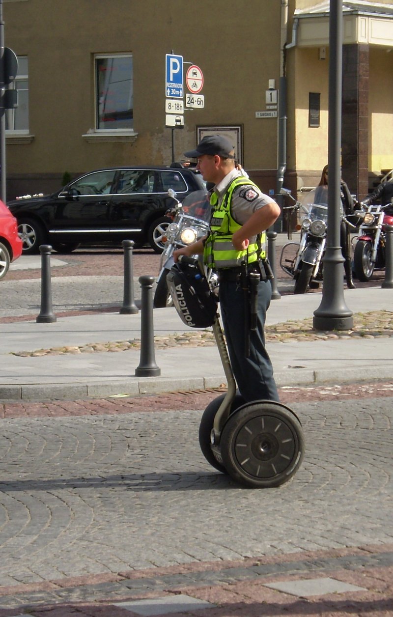 Polizist auf Segway Personal Transporter in Litauen