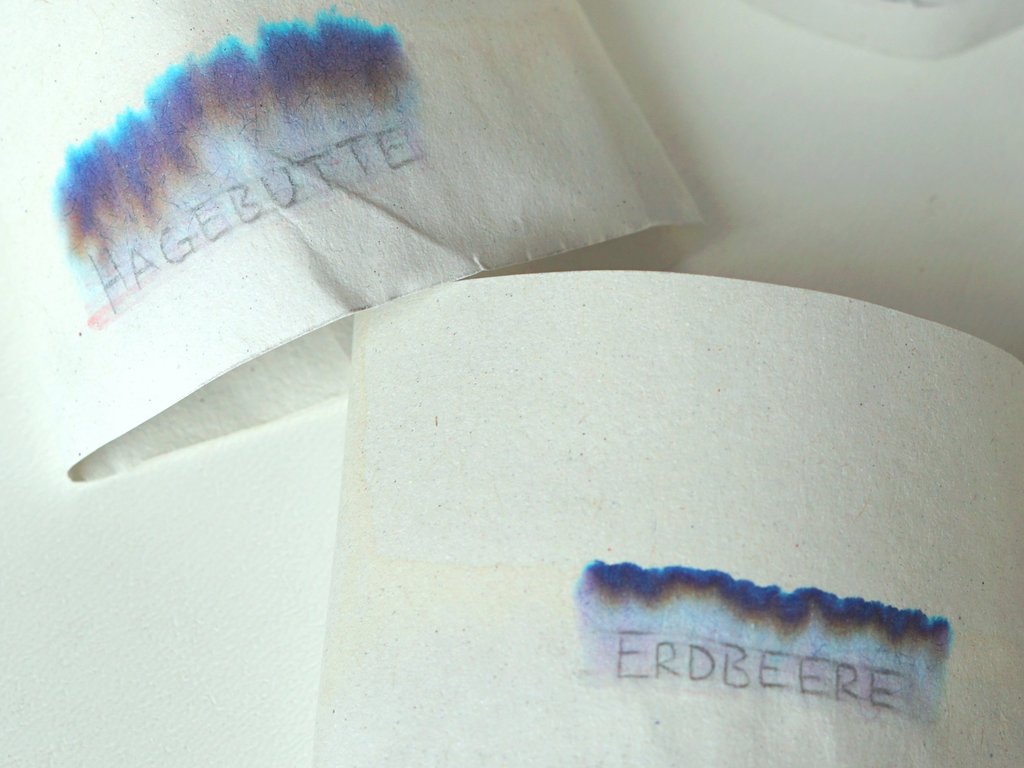 Filterpapiere mit Bleistiftschrift und ausgewaschener Filzstiftfarbe