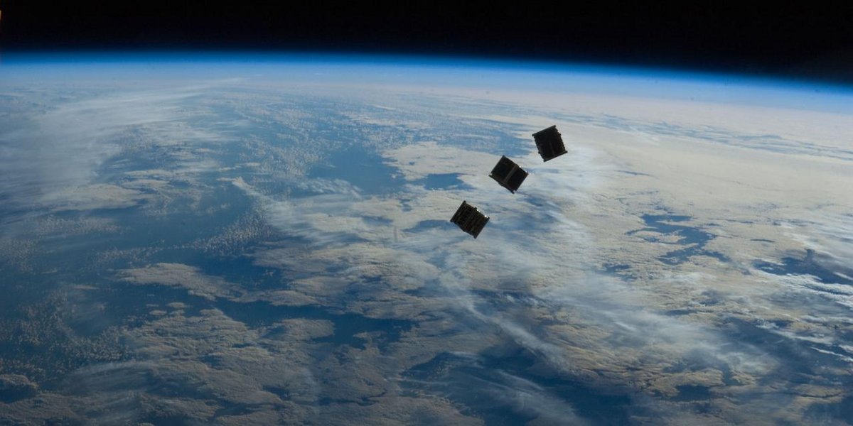 Drei kleine Satelliten, die von der ISS aus im All ausgesetzt wurden.