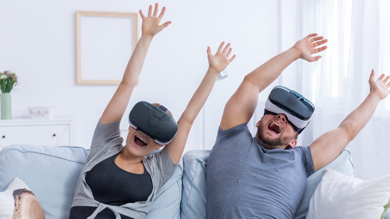 Ein Paar, das mit VR-Brillen Spass hat