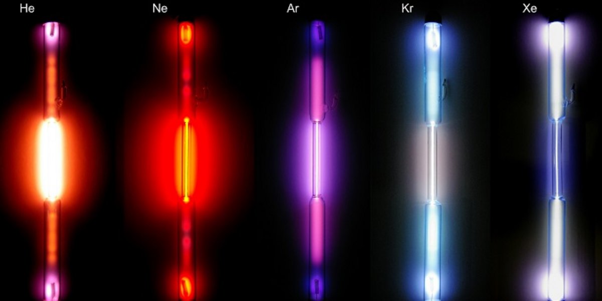 Selon le gaz noble, le tube lumineux a une autre couleur