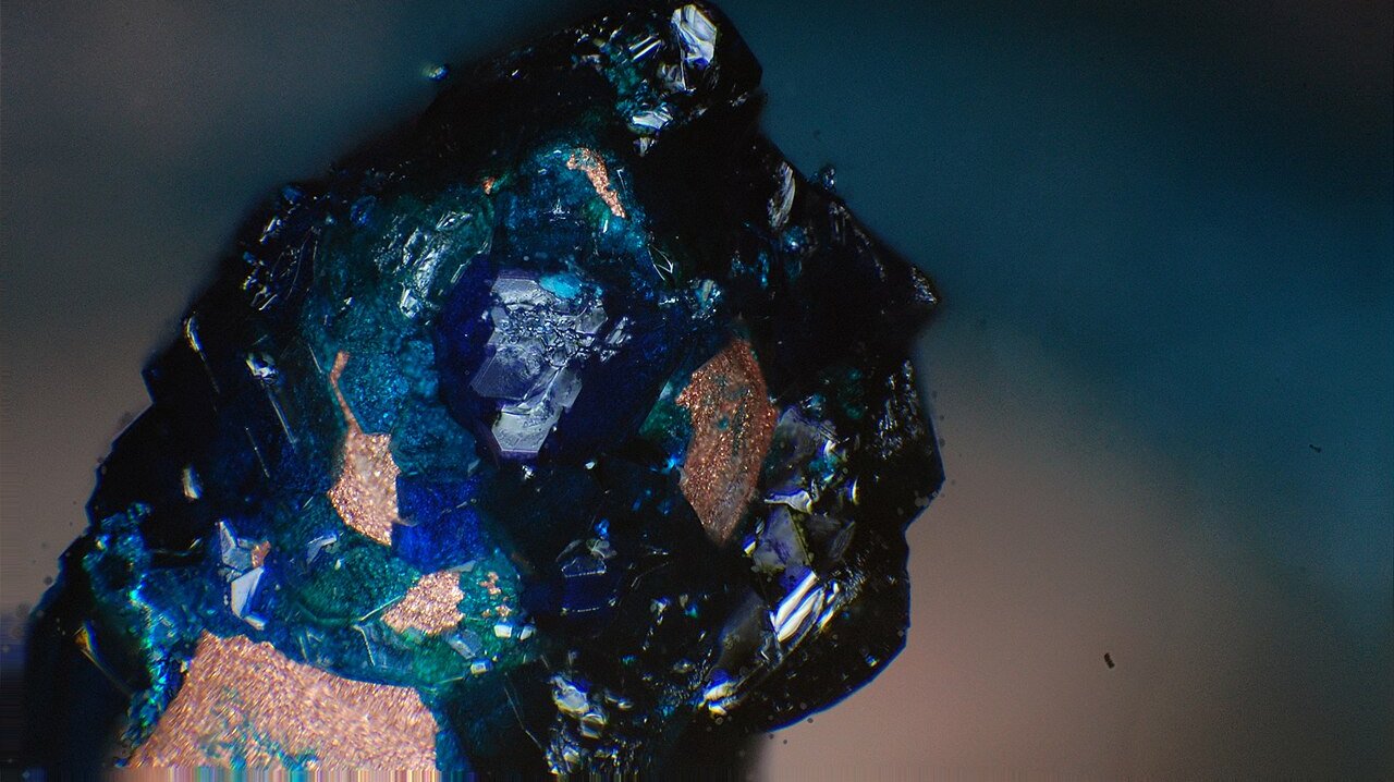 Blau-grüne Kristalle auf Kupfer-Oberfläche
