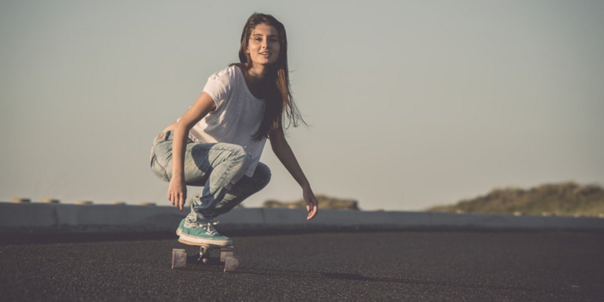 Jeune femme sur un skate