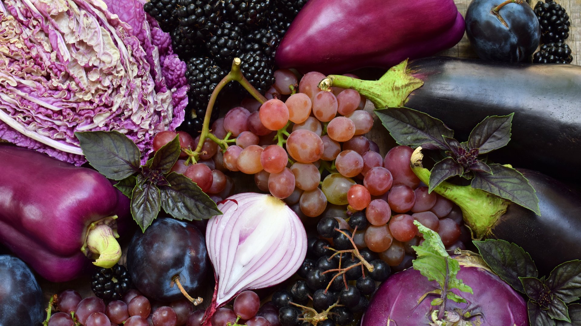 Violette Gemüse und Früchte wie Pflaume, Aubergine, Paprika, Heidelbeeren.