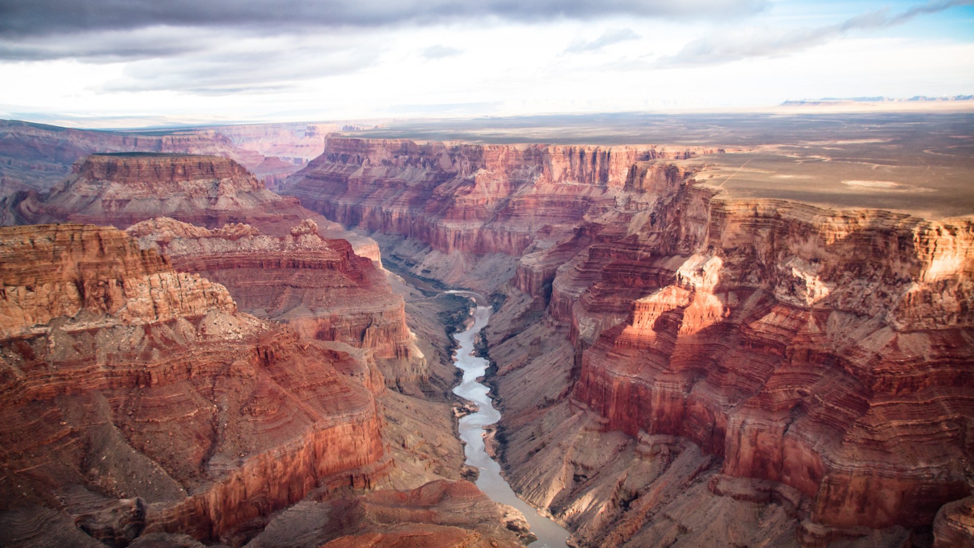 Vue sur le Grand Canyon aux États-Unis, avec la rivière au fond.