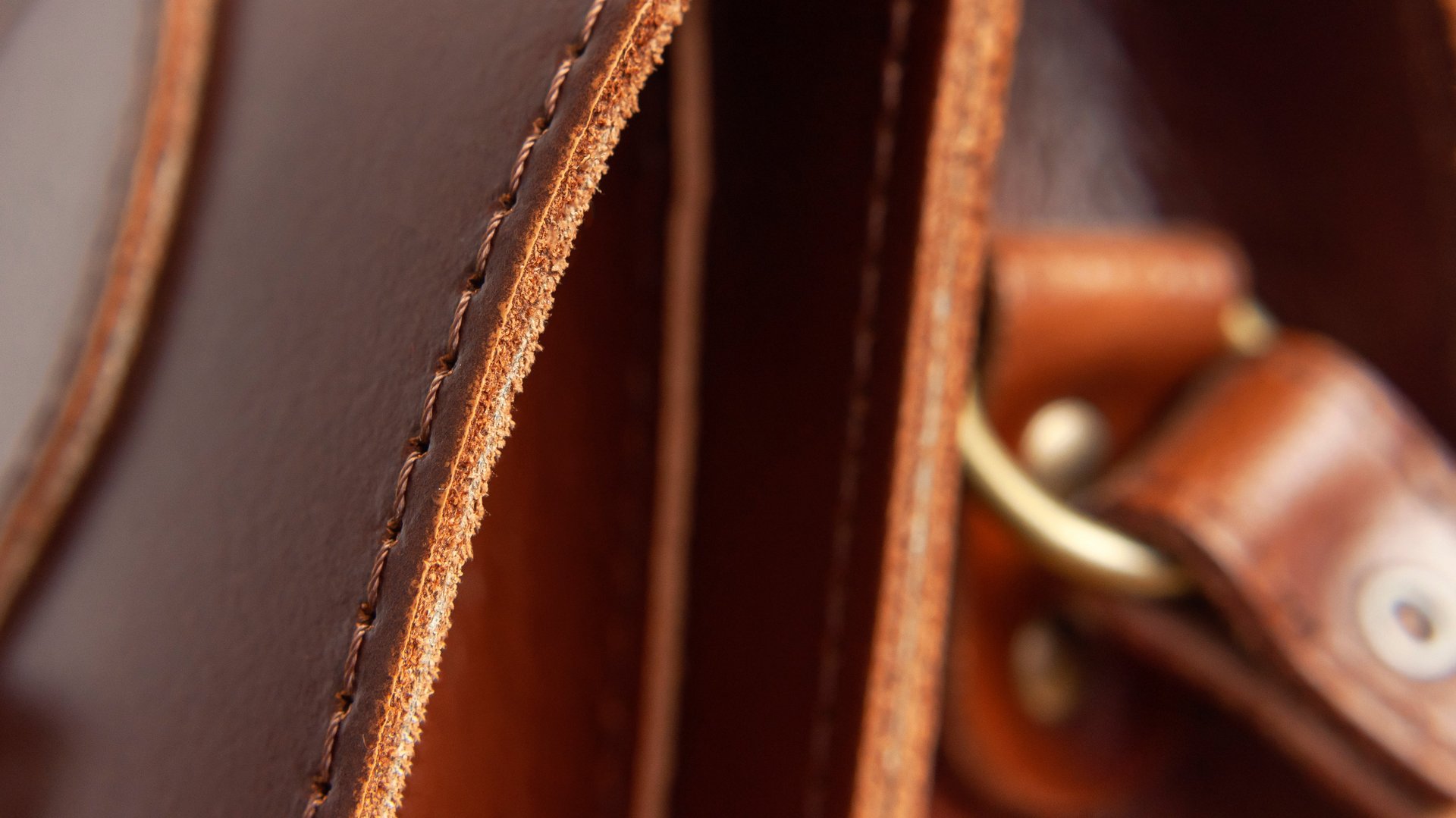 Braune Ledertasche, Close-up von Rand und Schnalle