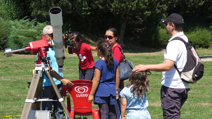 Pendant la journée, le public peut observer le soleil à travers un télescope.