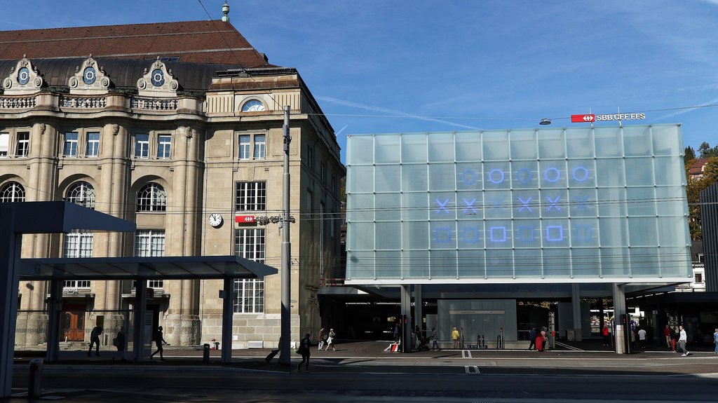 Fassade des Bahnhofs St.Gallen, links Altbau, rechts gläserner Kubus mit Binär-Uhr