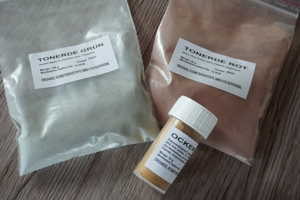 Tonerden und Ockerpigment in durchsichtiger Verpackung