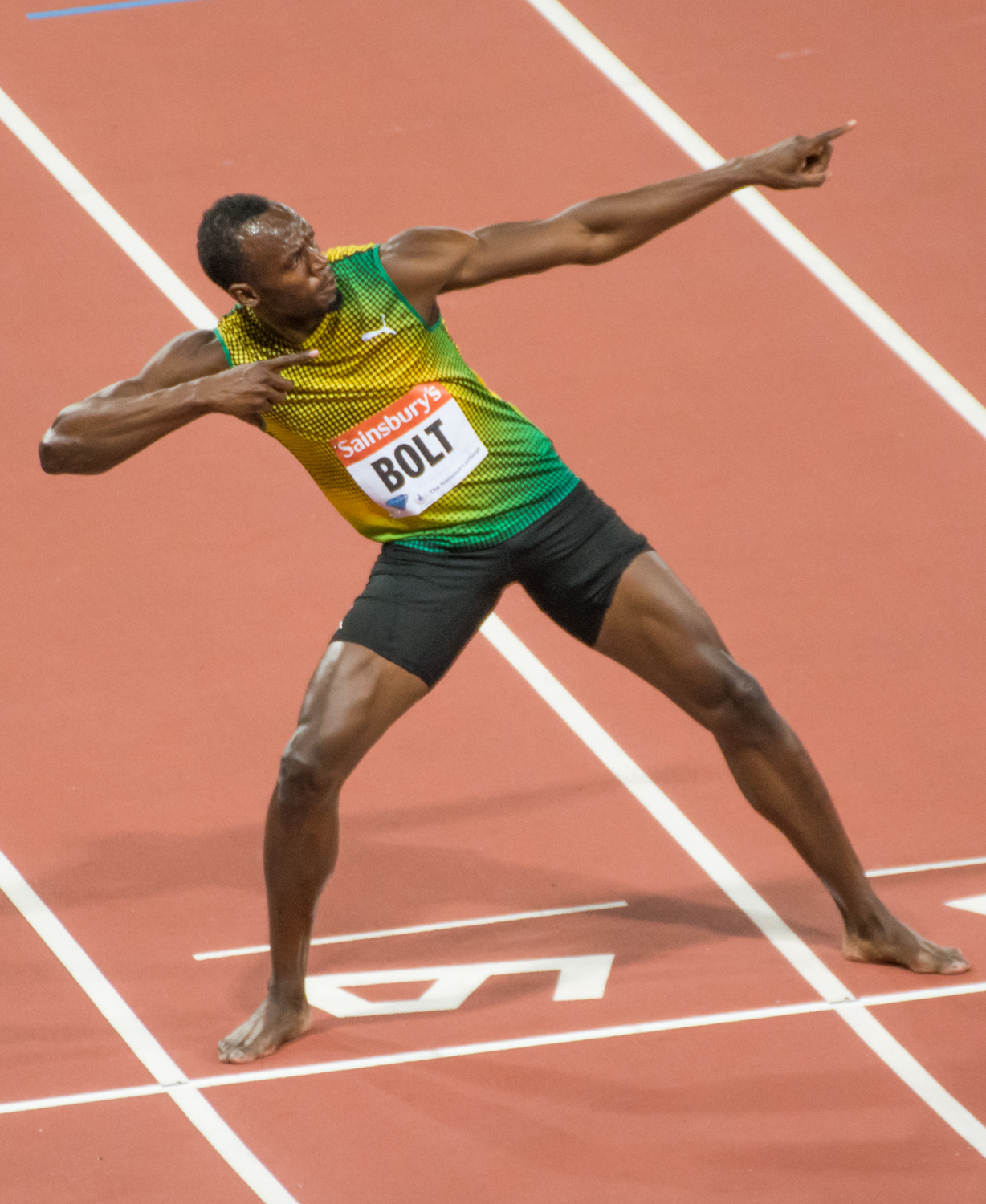 Usain Bolt in Siegerpose auf der Rennbahn