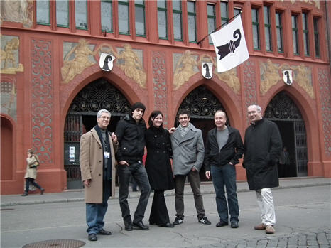Andrea Agazzi, sein Projektpartner und Mit-Preisträger Mauro Salazar und das Gastgeber-Team bei einem Stadtbummel in Basel