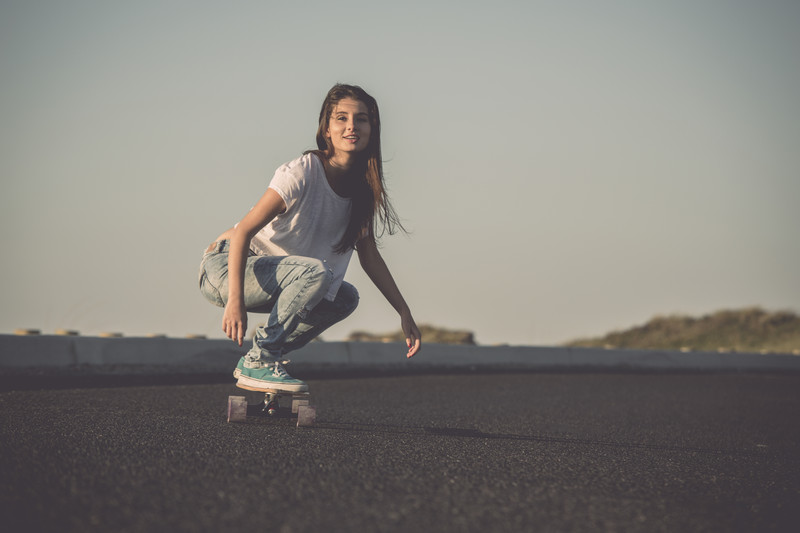 Jeune femme sur un skate Jeune femme sur un skate