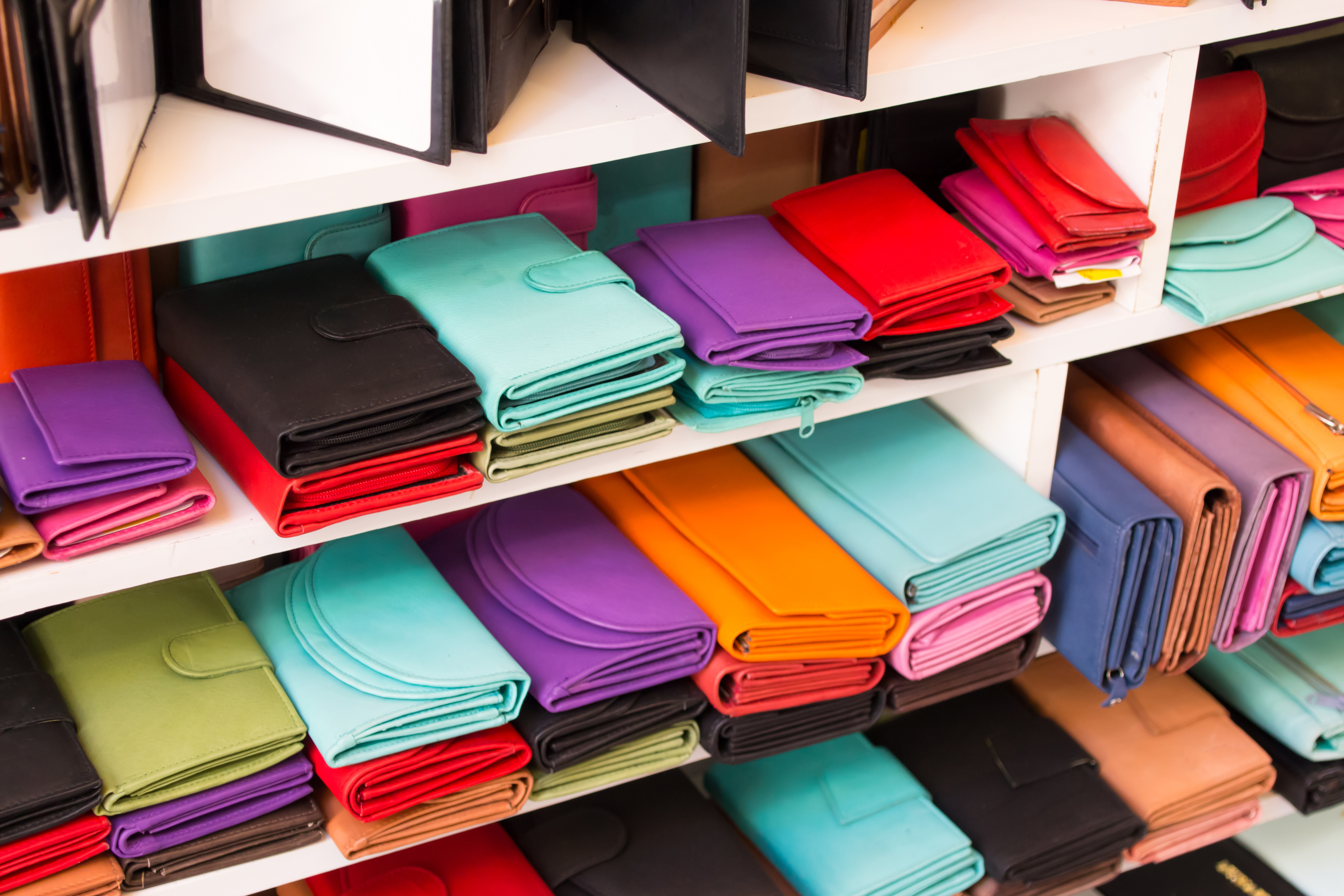 Bunte Ledermäppchen Regal mit bunten Leder-Mäppchen und kleinen Taschen