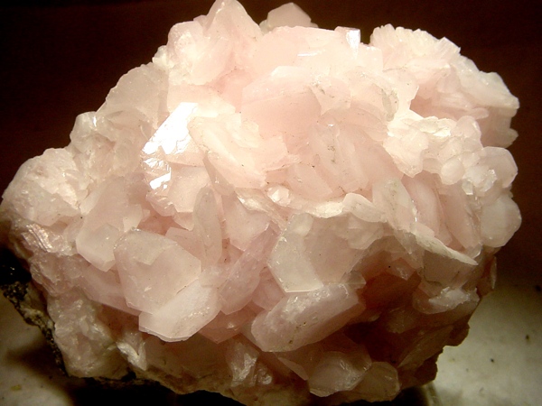 Le cristal de calcite contient du calcium.
