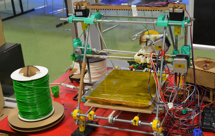 Imprimante 3D fabriquée dans un fab lab C'est moins joli qu'une imprimante 3D vendue dans le commerce, mais ça fonctionne.